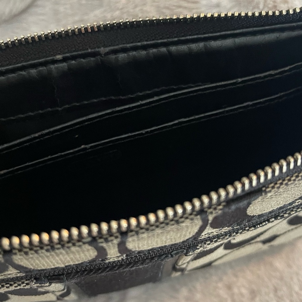 COACH Wallet with wrist strap, zipper closure, Authentic Coach Wallet - Picture 6 of 15